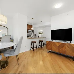 Lovely One-bedroom With Pool, Hot Tub, And Gym In The Heart Of Downtown, Skytrain 3min Away Apartment
